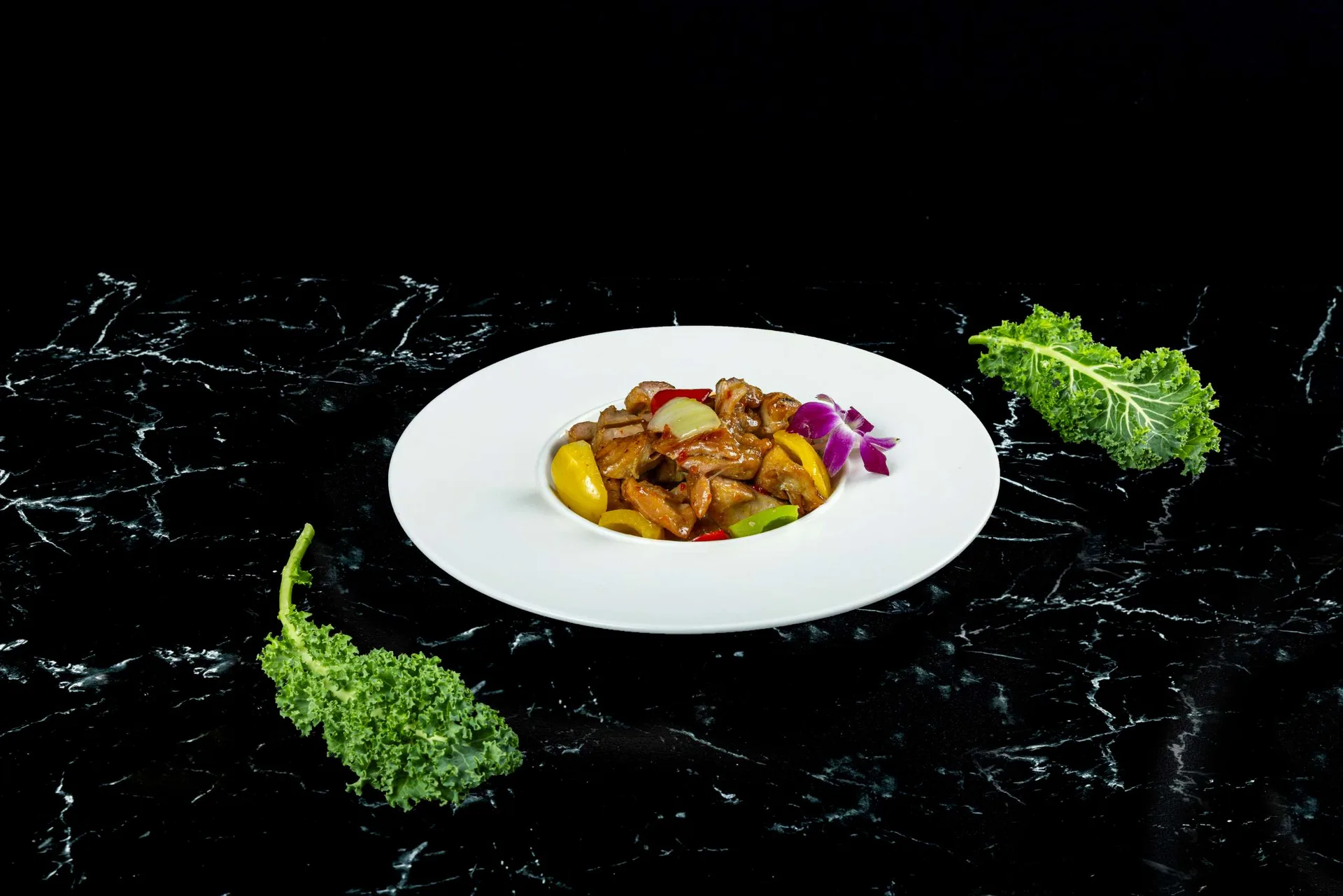 Champiñones salteados sobre calabacín amarillo en un plato blanco redondo con una orquídea