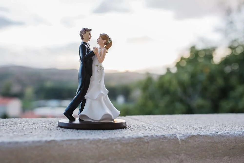 bride and groom figurines on the wedding cake