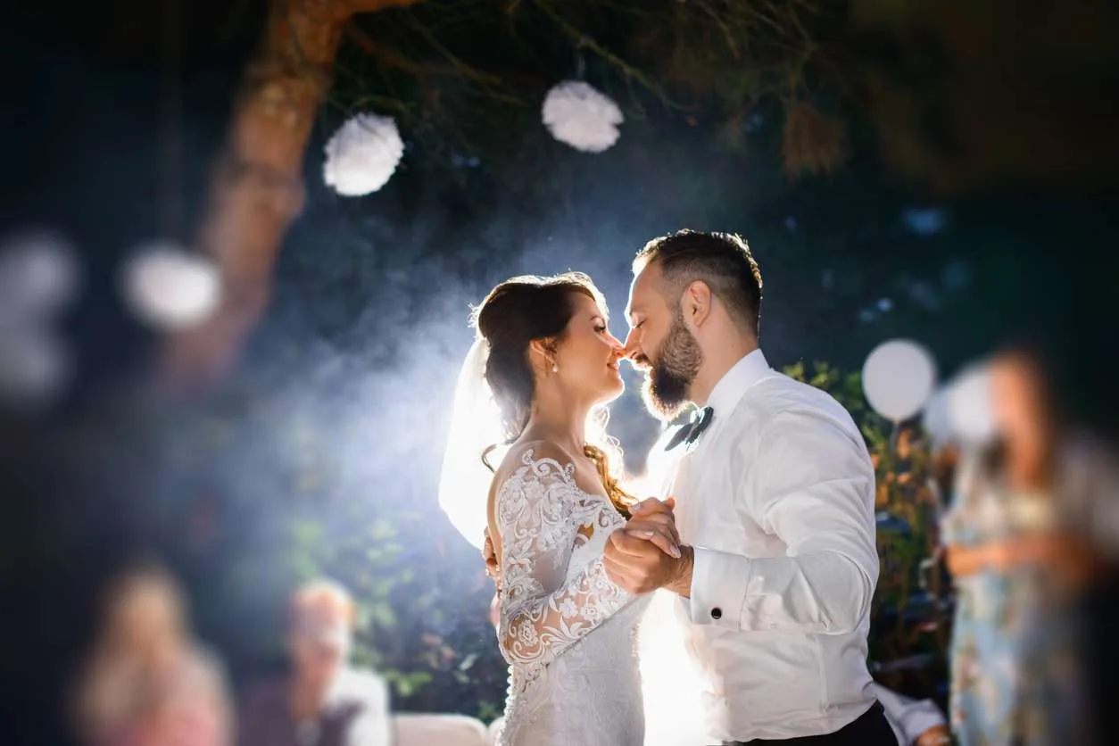 A bridal couple is dancing at the wedding night