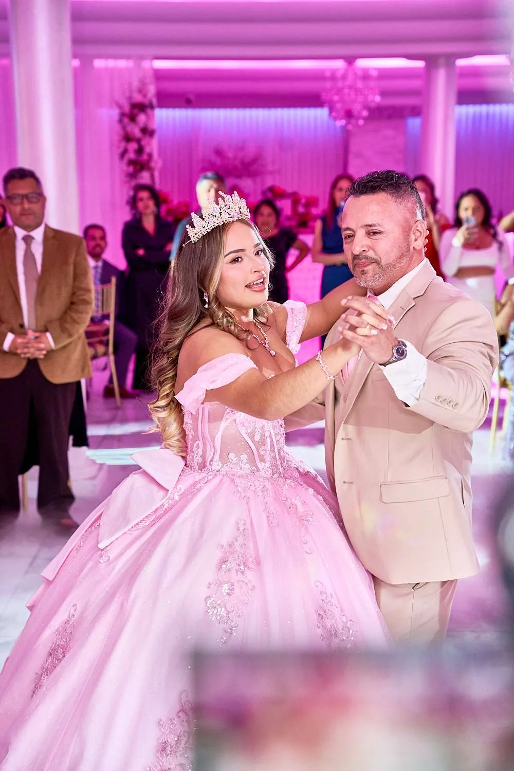 Una quinceañera baila con su padre en el salón de Floral Terrace